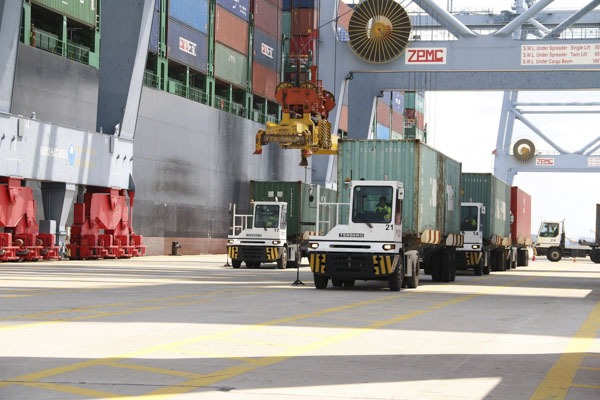 Bốc dỡ hàng container tại Cảng CMIT.