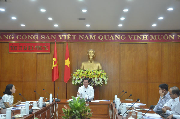 Ông Nguyễn Hồng Lĩnh, Ủy viên Trung ương Đảng, Bí thư Tỉnh ủy, Chủ tịch HĐND tỉnh phát biểu chỉ đạo tại buổi làm việc với Trường CĐ Du lịch Vũng Tàu.