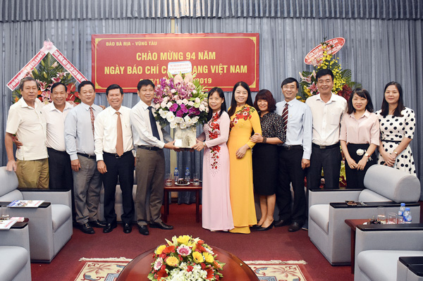 Đoàn lãnh đạo Tỉnh ủy, HĐND, UBND, UBMTTQ Việt Nam tỉnh tặng hoa chúc mừng Báo BR-VT.