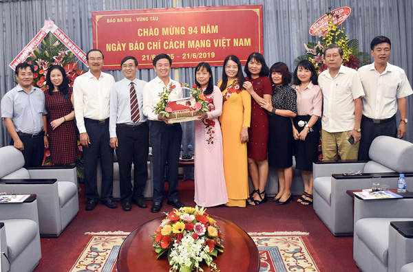 Đoàn Công ty CP Cấp nước BR-VT tặng hoa chúc mừng Báo BR-VT.