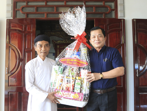Ông Hồ Văn Lợi, Bí thư Huyện ủy Đất Đỏ tặng quà chúc mừng Thánh thất Cao Đài Phước Long Thọ.