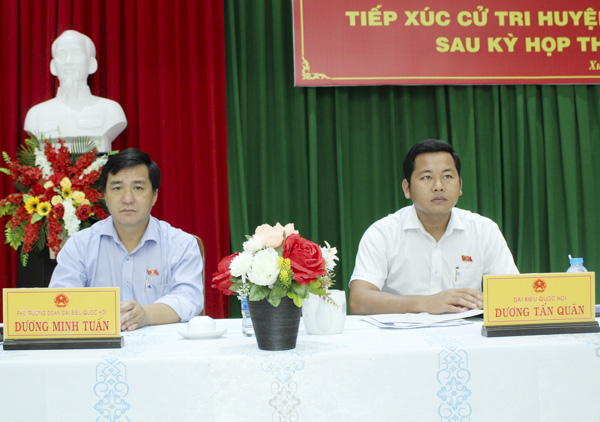 Đại biểu Dương Minh Tuấn, Phó Trưởng Đoàn ĐBQH tỉnh và Dương Tấn Quân, bác sĩ Bệnh viện Bà Rịa TXCT huyện Xuyên Mộc.