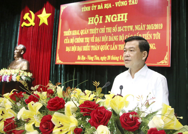 Đồng chí Nguyễn Hồng Lĩnh, Ủy viên Trung ương Đảng, Bí thư Tỉnh ủy, Chủ tịch HĐND tỉnh phát biểu kết luận hội nghị. 