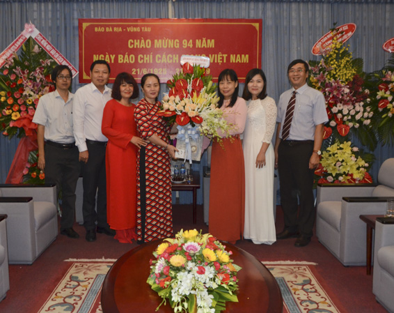 Đoàn lãnh đạo Liên đoàn Lao động tỉnh tặng hoa, chúc mừng Báo Bà Rịa-Vũng Tàu.