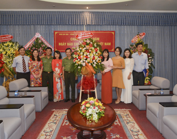 Ban Giám đốc Công an tỉnh tặng hoa, chúc mừng Báo Bà Rịa-Vũng Tàu.