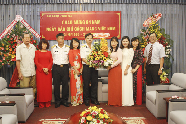 Đoàn lãnh đạo Lữ đoàn 171 hải quân tặng hoa, chúc mừng Báo Bà Rịa-Vũng Tàu.