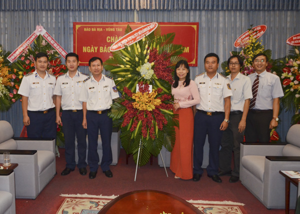 Đoàn Đặc nhiệm phòng chống tội phạm ma tuý số 3 thuộc Bộ Tư lệnh Cảnh sát biển tặng hoa, chúc mừng Báo Bà Rịa-Vũng Tàu.
