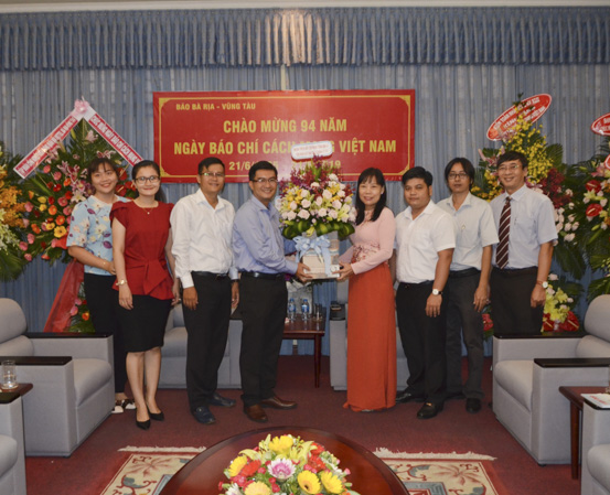 Đoàn lãnh đạo Tỉnh Đoàn tặng hoa, chúc mừng Báo Bà Rịa-Vũng Tàu.