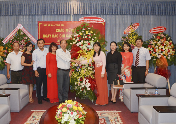 Đoàn lãnh đạo huyện Long Điền tặng hoa, chúc mừng Báo Bà Rịa-Vũng Tàu.