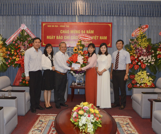 Đoàn lãnh đạo huyện Châu Đức đến tặng hoa, chúc mừng Báo Bà Rịa-Vũng Tàu.