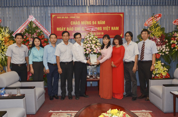 Đoàn lãnh đạo huyện Đất Đỏ tặng hoa, chúc mừng Báo Bà Rịa-Vũng Tàu.