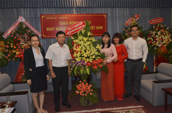Đại diện Công ty CP Chế biến XNK thủy sản BR-VT tặng hoa, chúc mừng Báo Bà Rịa-Vũng Tàu. 
