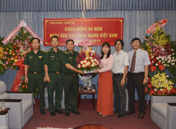 Đoàn lãnh đạo Trường Trung cấp Biên phòng 2 tặng hoa, chúc mừng Báo Bà Rịa-Vũng Tàu. 