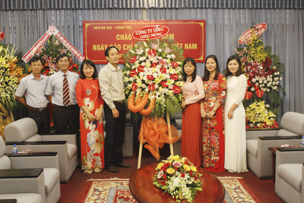 Đại diện Công ty CP Xây dựng và Phát triển đô thị tỉnh tặng hoa, chúc mừng Báo Bà Rịa-Vũng Tàu.