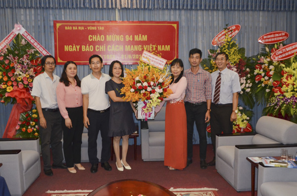 Đoàn lãnh đạo phường 1 (TP. Vũng Tàu) tặng hoa, chúc mừng Báo Bà Rịa-Vũng Tàu.