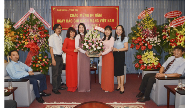 Ban Giám hiệu Trường THPT Vũng Tàu tặng hoa, chúc mừng Báo Bà Rịa-Vũng Tàu. 