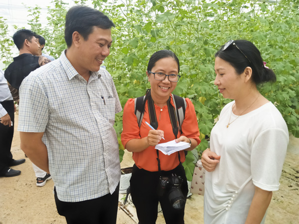 Phóng viên Dương Thị Vân Anh (Báo Bà Rịa-Vũng Tàu) phỏng vấn  các doanh nghiệp tham gia phát triển nông nghiệp công nghệ cao.