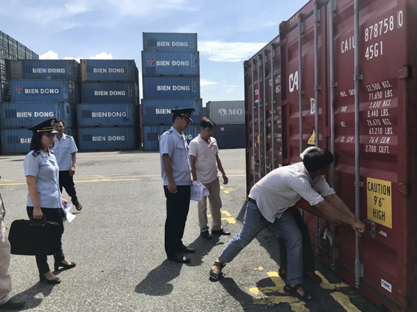Chi cục Hải quan cửa khẩu Cảng Cái Mép kiểm tra hàng container tại Cảng Tân Cảng-Cái Mép.