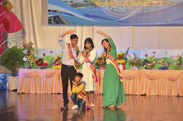 Gia đình anh Nguyễn Minh Tuấn (ấp Lò Vôi, xã Phước Hưng, huyện Long Điền) biểu diễn tiết mục văn nghệ  “Gia đình nhỏ hạnh phúc to” tại Ngày hội Gia đình văn hóa tiêu biểu BR-VT năm 2019.