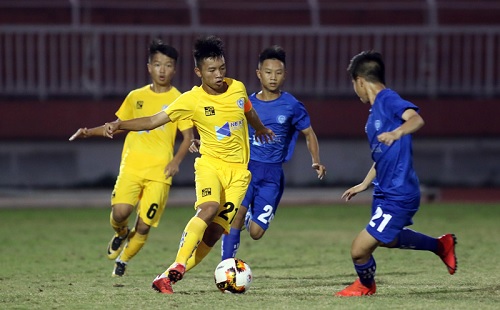 U15 SLNA (áo vàng) giành chiến thắng áp đảo trước U15 TP.HCM