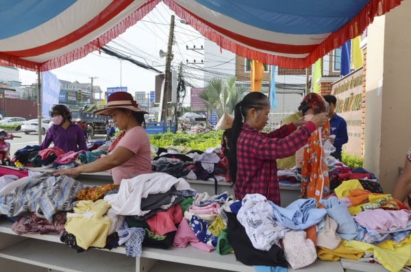 Người dân vui mừng khi được chọn quần áo miễn phí tại các gian hàng của ĐVTN TX. Phú Mỹ.