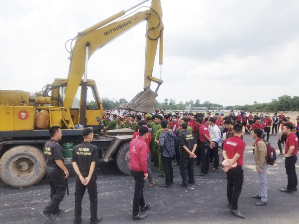Các nhân viên Công ty CP Địa ốc Alibaba chống đối, cản trở lực lượng cưỡng chế tại xã Tóc Tiên, TX.Phú Mỹ ngày 13/6.