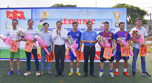 Đại diện LĐLĐ tỉnh và Công đoàn Các KCN tặng hoa và cờ lưu niệm cho các đội bóng.