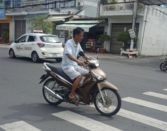 Một trường hợp người không đội MBH điều khiển xe máy lưu thông trên đường Nguyễn Hữu Cảnh, TP.Vũng Tàu.
