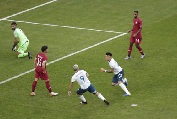 Lautaro Martinez (số 22) và Sergio Aguero (số 9) cùng ghi bàn để giúp Argentina giành vé đi tiếp.