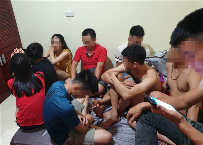 Các đối tượng bị bắt quả tang trong tình trạng “phê” ma túy