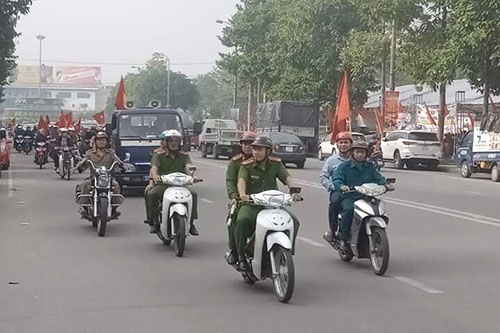 Công an phường Trường Thi tham gia diễu hành tuyên truyền pháp luật trên các tuyến phố