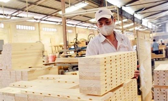 Nhiều sản phẩm gian lận xuất xứ từ hàng Trung Quốc thành hàng Việt đánh lừa người tiêu dùng.