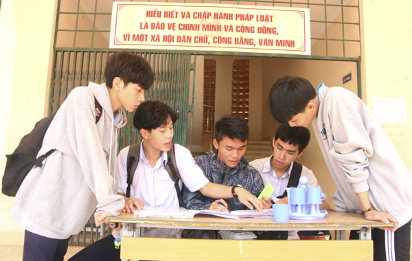 Thí sinh tại điểm thi Trường THPT Nguyễn Bỉnh Khiêm (TP. Bà Rịa) trao đổi kết quả sau khi kết thúc phần thi tổ hợp KHTN. Ảnh: TƯỜNG NGÂN