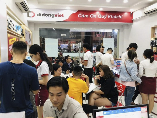 Hình ảnh khách mua hàng tại Di Động Việt.