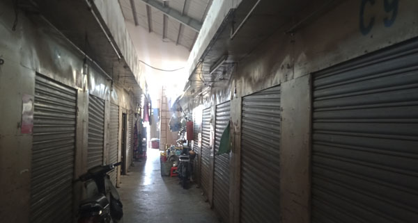 Nhiều ki ốt, sạp tại chợ Chu Hải “cửa đóng then cài”, tiểu thương bỏ ra ngoài buôn bán.