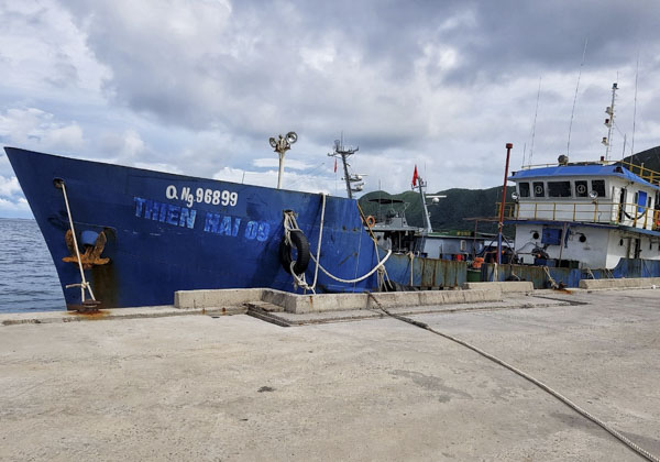 Tàu Thiên Hải 09 bị lực lượng Biên phòng tạm giữ tại khu vực cảng ở Côn Đảo để phục vụ điều tra hành vi vận chuyển xăng dầu trái phép.