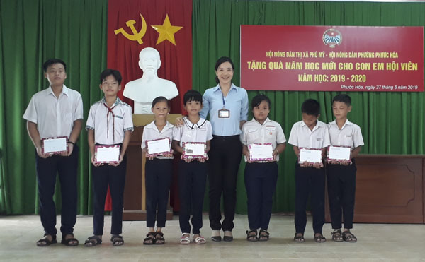 Ban tổ chức tặng học bổng cho con hội viên nông dân phường Phước Hòa.