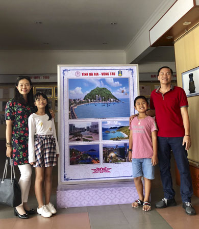 Gia đình chị Nguyễn Thị Như Huệ chụp hình lưu niệm tại Ngày hội Gia đình các tỉnh miền Đông Nam Bộ năm 2019 tổ chức tại Bình Dương từ ngày 27 đến 28/6.