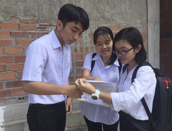TS trao đổi về đề thi môn Lịch sử tại điểm thi Trường THPT Nguyễn Du (huyện Châu Đức). Ảnh: MINH NHÂN