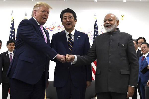Thủ tướng Ấn Độ Narendra Modi (phải) gặp Tổng thống Mỹ  Donald Trump và Thủ tướng Nhật Bản Shinzo Abe tại hội nghị. 