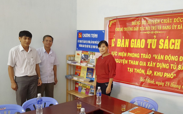 Đại diện Chi bộ Trường phổ thông Dân tộc nội trú tỉnh và Đảng ủy xã Bàu Chinh trao tủ sách cho Chi bộ ấp Tân Châu. Ảnh: THÁI BÌNH