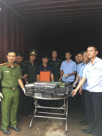 Các lực lượng chức năng kiểm tra và phát hiện 119kg cocain được giấu trong container vào ngày 24/7/2018.