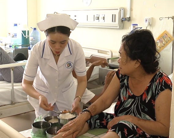 Bữa ăn dinh dưỡng được nhân viên y tế phục vụ tận giường bệnh cho những bệnh nhân lớn tuổi, hoặc đi lại  khó khăn tại Khoa Nội, BV Bà Rịa.