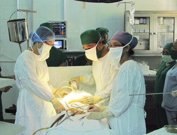 Một ca mổ nội soi u nang buồng trứng do bác sĩ BV Từ Dũ (TP. Hồ Chí Minh) chuyển giao kỹ thuật cho các bác sĩ BV Lê Lợi thực hiện. Ảnh: MINH THIÊN