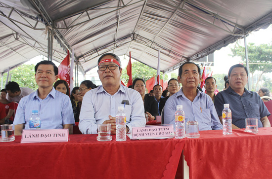 Ông Nguyễn Hồng Lĩnh, Ủy viên Trung ương Đảng, Bí thư Tỉnh ủy, Chủ tịch HĐND tỉnh (thứ nhất, bên trái sang) và các đại biểu tham dự chương trình.