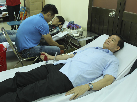 Ông Nguyễn Hồng Lĩnh, Ủy viên Trung ương Đảng, Bí thư Tỉnh ủy, Chủ tịch HĐND  tỉnh tham gia hiến máu.