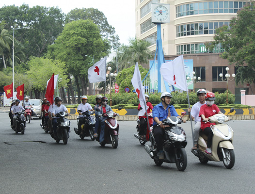 Các tình nguyện viên diễu hành trên tuyến đường Trần Hưng Đạo (TP. Vũng Tàu) để tuyên truyền, vận động hiến máu tình nguyện.