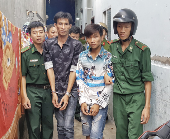 Lực lượng chức năng áp giải 2 đối tượng liên quan đến vụ bắt giữ Nguyễn Thị Như Ngọc (SN 1991) về hành vi tàng trữ trái phép chất ma túy đến khám nghiệm hiện trường.