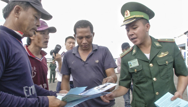 Lực lượng BĐBP tỉnh và Vùng Cảnh sát biển 3 phối hợp tuyên truyền về phòng, chống ma túy cho ngư dân tại Cảng Cát Lở (phường 11, TP. Vũng Tàu). Ảnh: PHƯƠNG NAM
