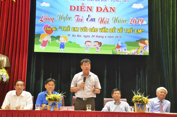Ông Trần Đình Khoa, Ủy viên Ban Thường vụ Tỉnh ủy, Phó Chủ tịch HĐND tỉnh giải đáp những thắc mắc của trẻ em  tại diễn đàn.